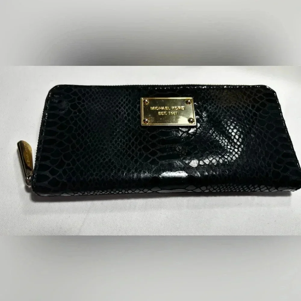 Michael Kors zippy wallet